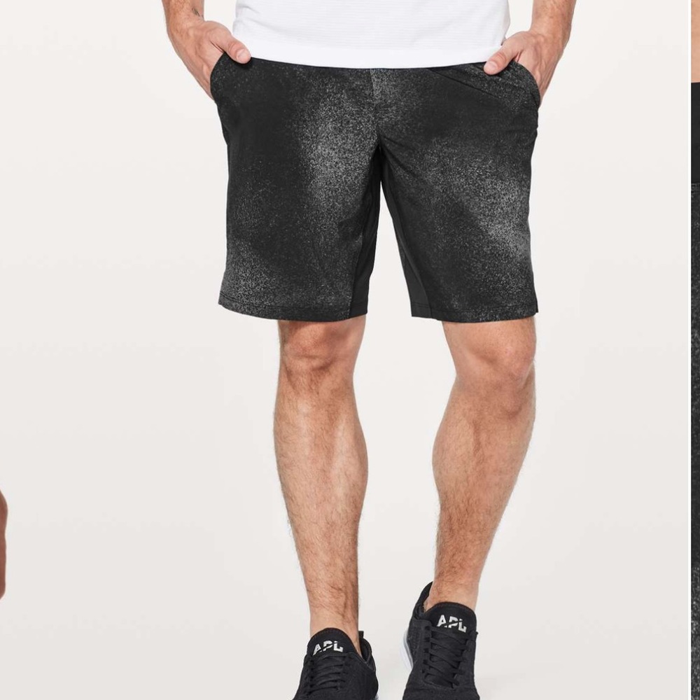 - Lululemon T.H.E. Short *Linerless 9" Updated
Ocean Spray Ice Grey Black